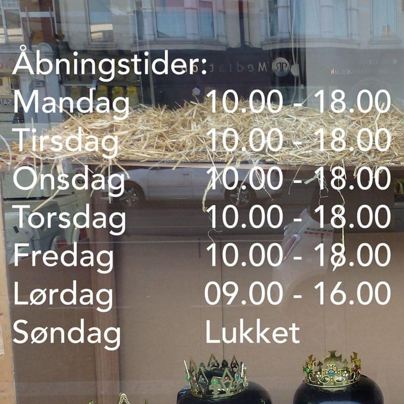 Elegant Vægdekoration til Åbningstider – Bestil i Dag!