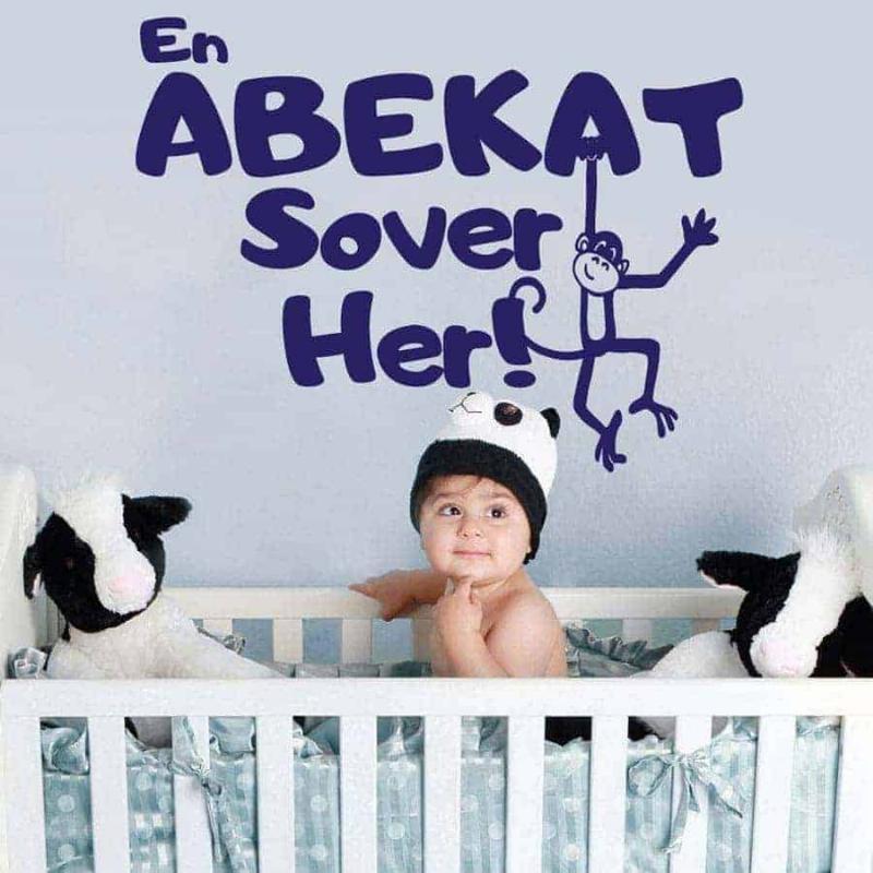 Søvnig Abekat - Vægklistermærke til Børneværelset på Udsalg!