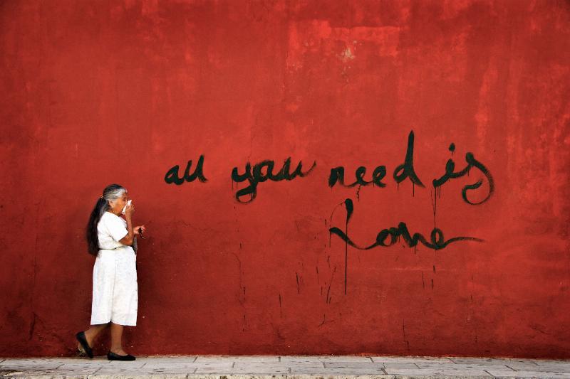 Oplev Julie Aucoins kunstværk "All We Need" nu!