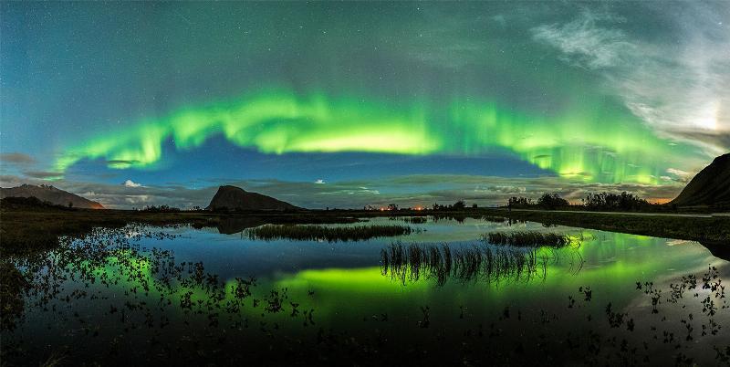 Auroraer Over Søen – Unik Vægkunst til Dit Hjem