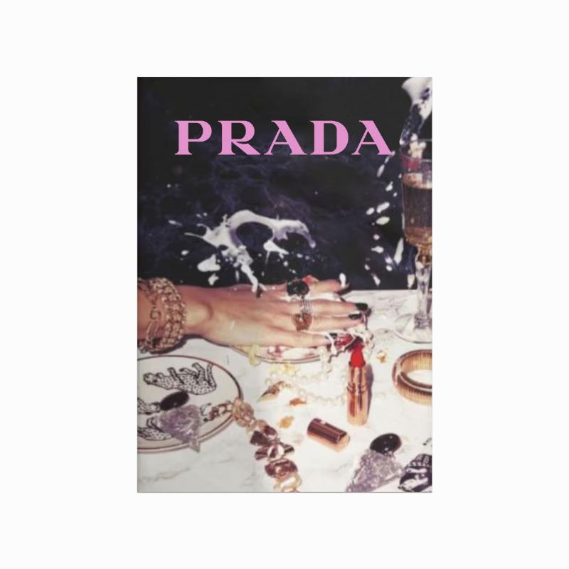 Prada Drama Queen Plakat – Eksklusiv Modeplakat til Hjemmet