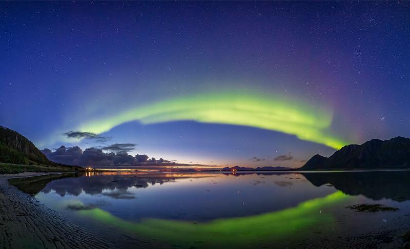 Aftenrød Aurora – Eksklusiv Kunst til Dit Hjem