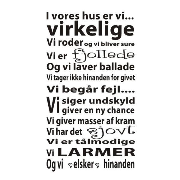 Vægklistermærke "I Vores Hus Er Vi Ægte" – Black Friday!