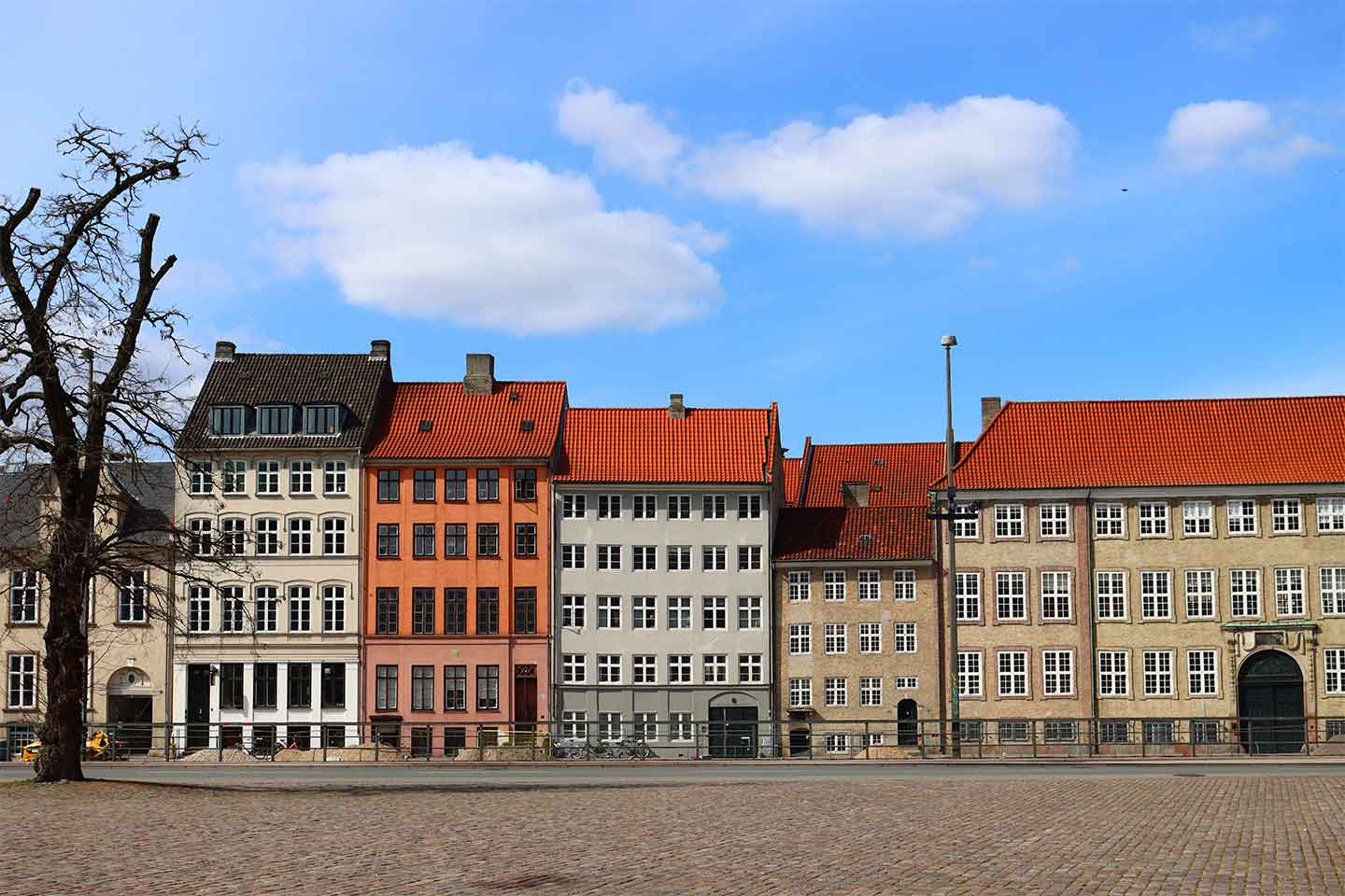 Farverige Huse i København – Unikt Kunstfoto til Dit Hjem
