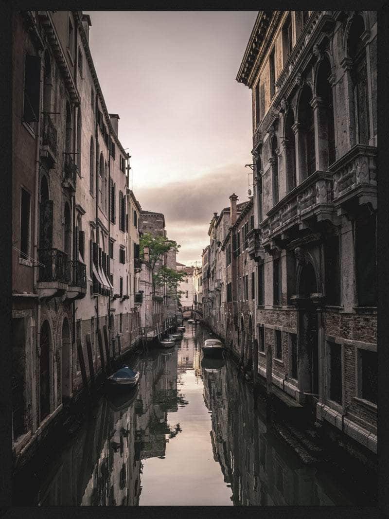 Venedig Gade Plakat – Unik Arkitektur til Dit Hjem