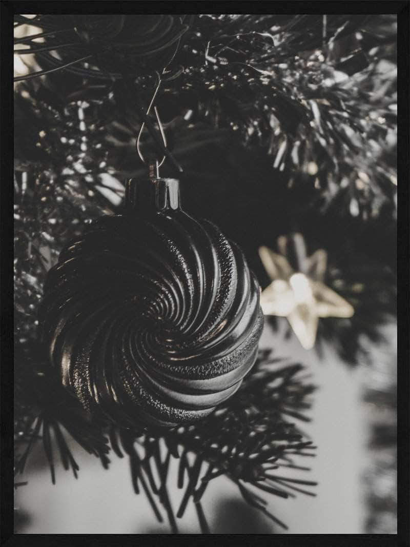 Sort Julekugle Plakat – Skab en Magisk Julestemning!