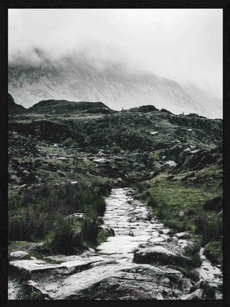 Imponerende naturplakat: Stensti i bjerglandskab