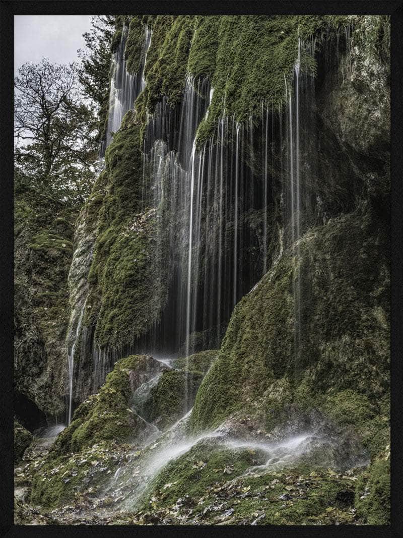Imponerende plakat med bjergvandfald – Naturens skønhed