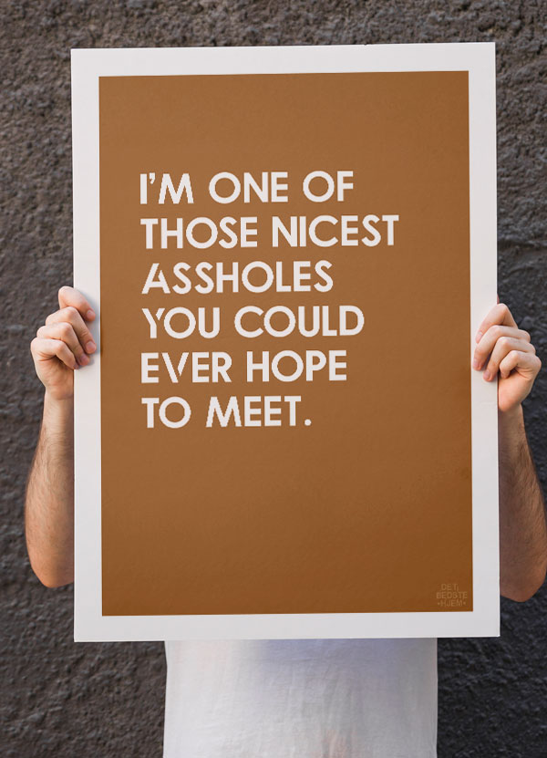 Sjov Nice Asshole Plakat - Karrygul A4 til kun 199 kr!